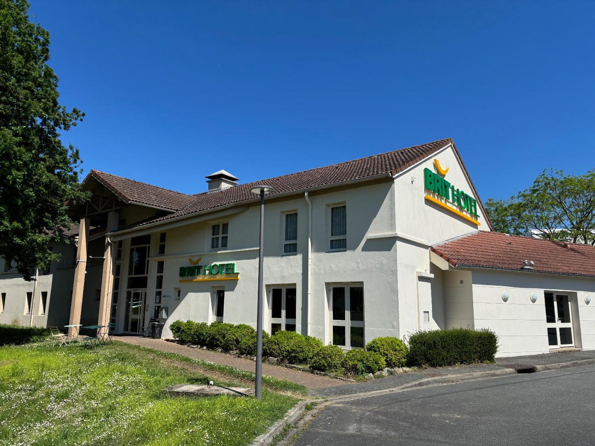 Brit Hotel Essentiel Cholet Exterior photo